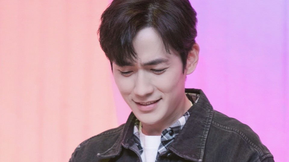 毛晓彤|毛晓彤开心晒合照，朱一龙笑得很呆萌，35岁童瑶美艳依旧