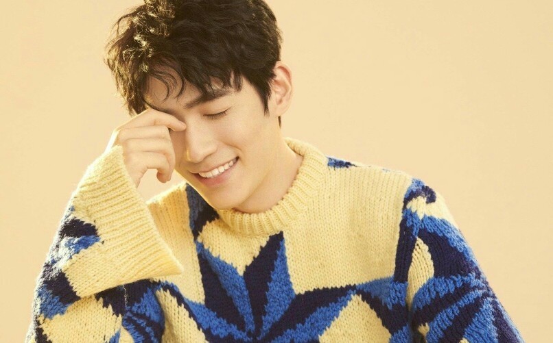 毛晓彤|毛晓彤开心晒合照，朱一龙笑得很呆萌，35岁童瑶美艳依旧