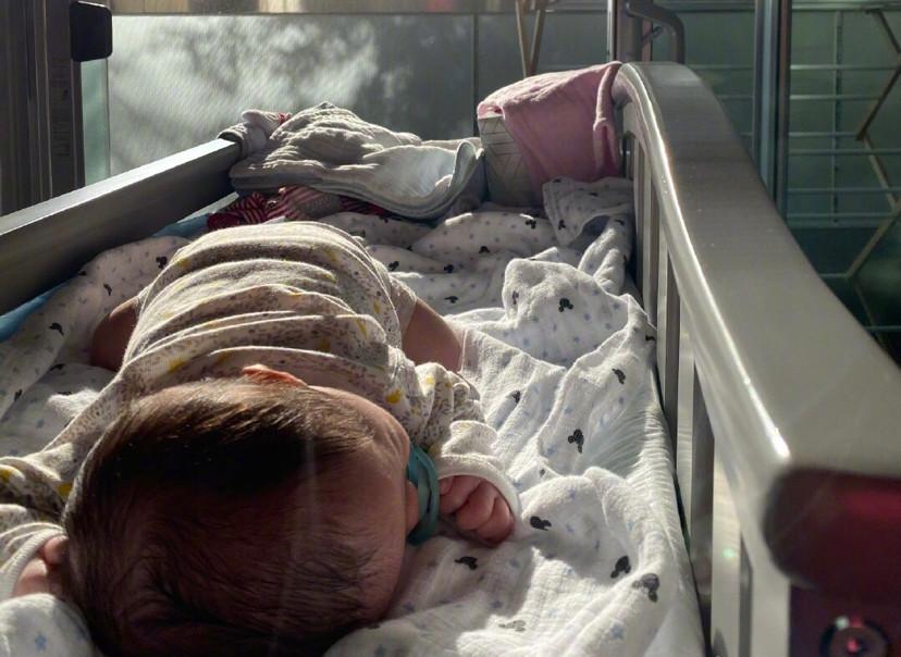 古巨基|古巨基结婚纪念日晒全家福，变身奶爸喂宝宝吃饭，怕感染病毒164天没出门