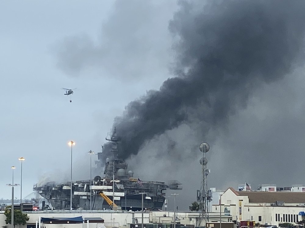 两栖攻击舰|烧了快一天，美军还没扑灭“好人理查德”号两栖攻击舰的火灾