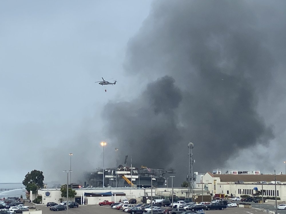 两栖攻击舰|烧了快一天，美军还没扑灭“好人理查德”号两栖攻击舰的火灾