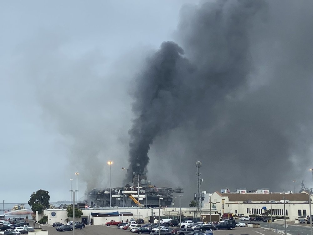 两栖攻击舰|烧了快一天，美军还没扑灭“好人理查德”号两栖攻击舰的火灾