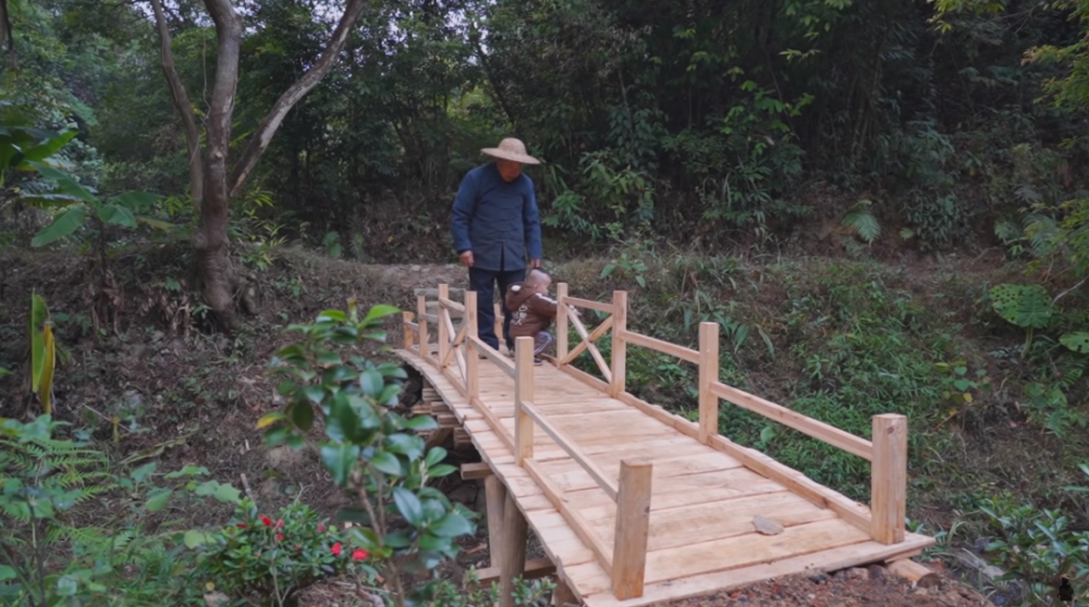 山东|山东有个大爷版李子柒！“玩木头”爆红海外！能造2600年前“鲁班凳”