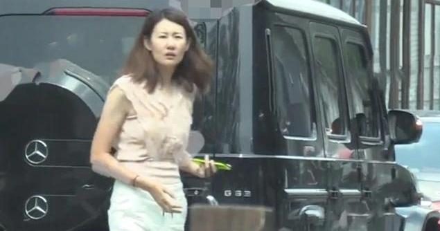 王宝强|王宝强冯清被传结婚后首现身，身高差很抢眼，女方开豪车出门