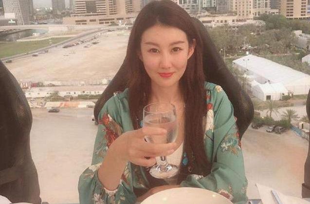 王宝强|王宝强冯清被传结婚后首现身，身高差很抢眼，女方开豪车出门