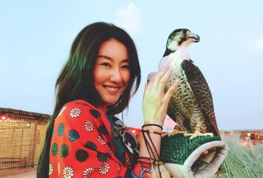 王宝强|王宝强冯清被传结婚后首现身，身高差很抢眼，女方开豪车出门