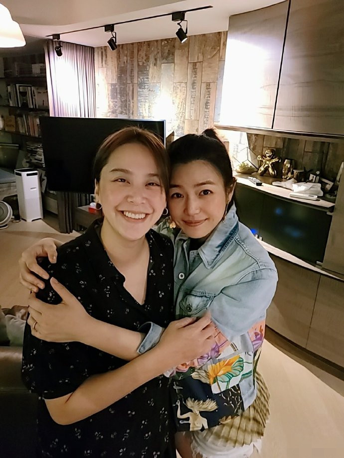 陈妍希|杨丞琳陈妍希相约健身房，两大冻龄女神素颜同框，颜值爆灯