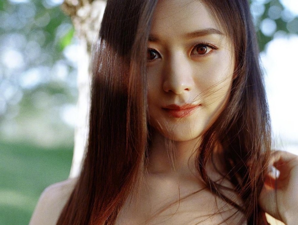 赵丽颖|赵丽颖懒理婚变传闻晒美照，穿露背装秀蚂蚁腰，腰线完美伤已痊愈