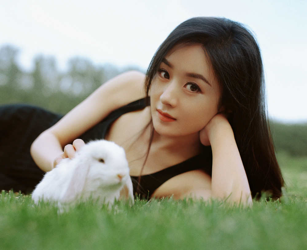 赵丽颖|赵丽颖懒理婚变传闻晒美照，穿露背装秀蚂蚁腰，腰线完美伤已痊愈