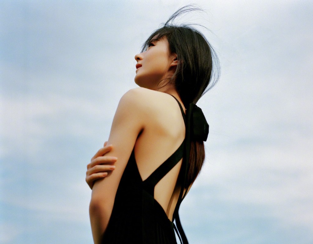 赵丽颖|赵丽颖懒理婚变传闻晒美照，穿露背装秀蚂蚁腰，腰线完美伤已痊愈