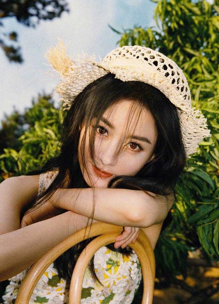 赵丽颖|赵丽颖懒理婚变传闻晒美照，穿露背装秀蚂蚁腰，腰线完美伤已痊愈