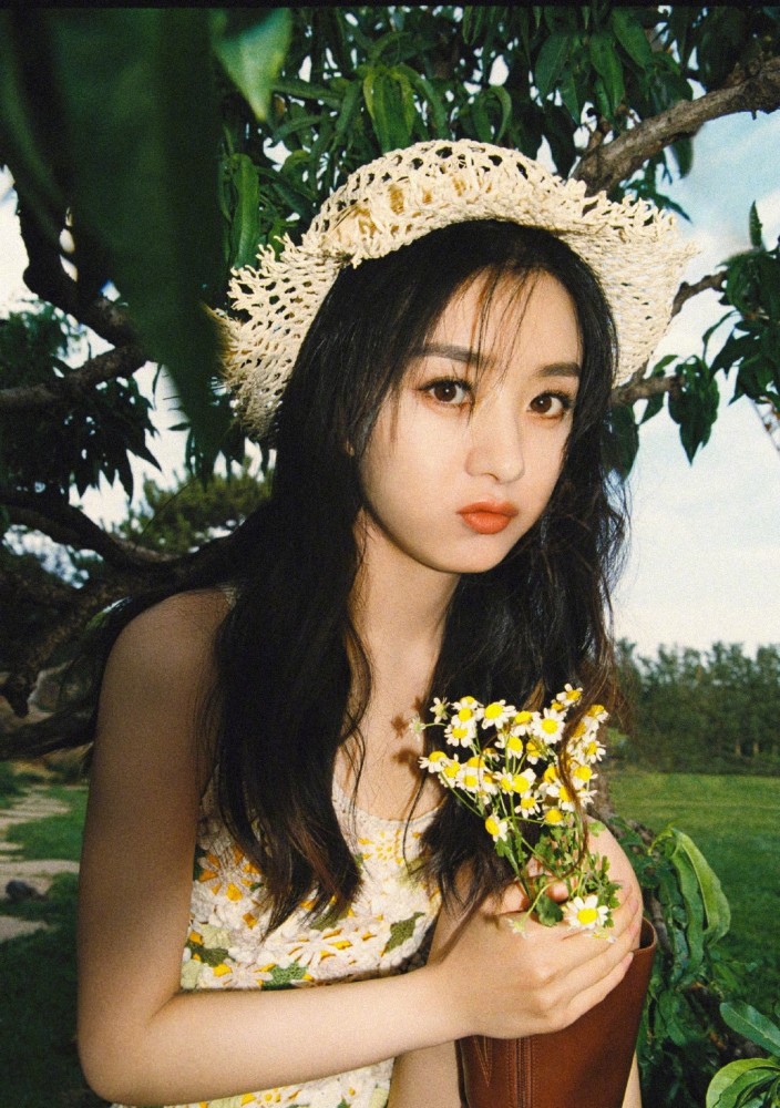 赵丽颖|赵丽颖懒理婚变传闻晒美照，穿露背装秀蚂蚁腰，腰线完美伤已痊愈