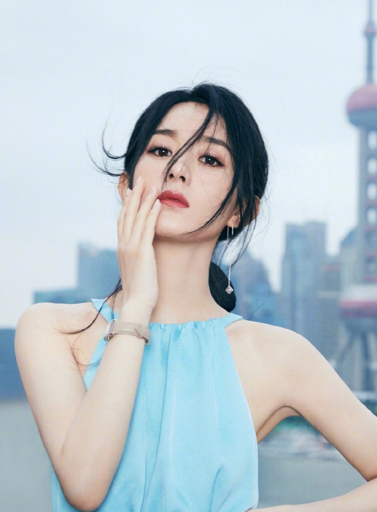 赵丽颖|赵丽颖懒理婚变传闻晒美照，穿露背装秀蚂蚁腰，腰线完美伤已痊愈