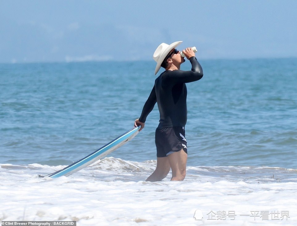 凯蒂佩里跟奥兰多海边戏水水果姐肚大如斗奥兰多身手矫捷