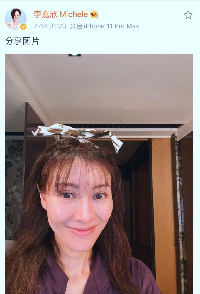 李嘉欣|50岁李嘉欣公开素颜照，网友惊呼认不出来：憔悴衰老，样子很怪