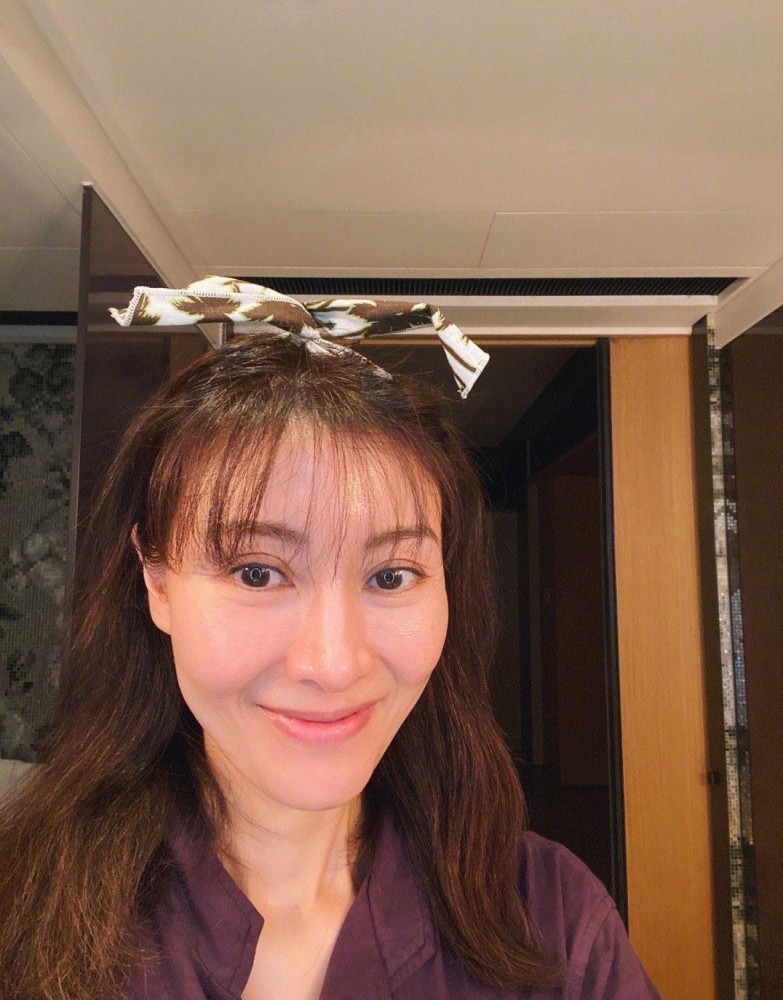 李嘉欣|50岁李嘉欣公开素颜照，网友惊呼认不出来：憔悴衰老，样子很怪