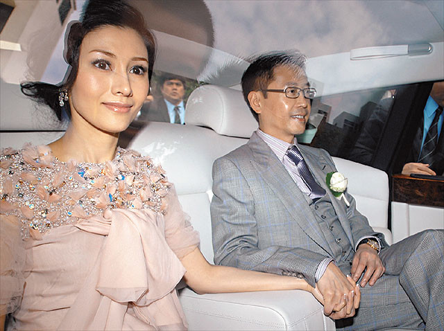 李嘉欣|50岁李嘉欣公开素颜照，网友惊呼认不出来：憔悴衰老，样子很怪