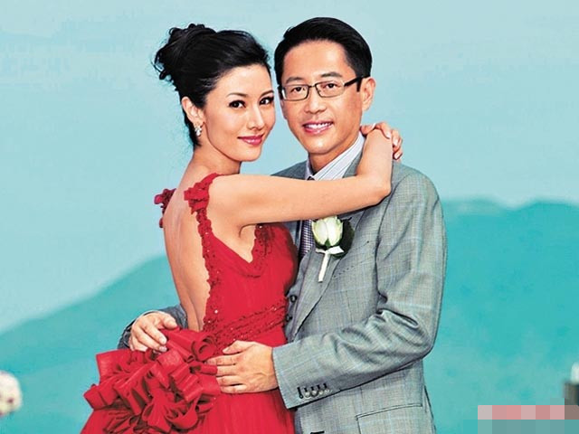 李嘉欣|50岁李嘉欣公开素颜照，网友惊呼认不出来：憔悴衰老，样子很怪