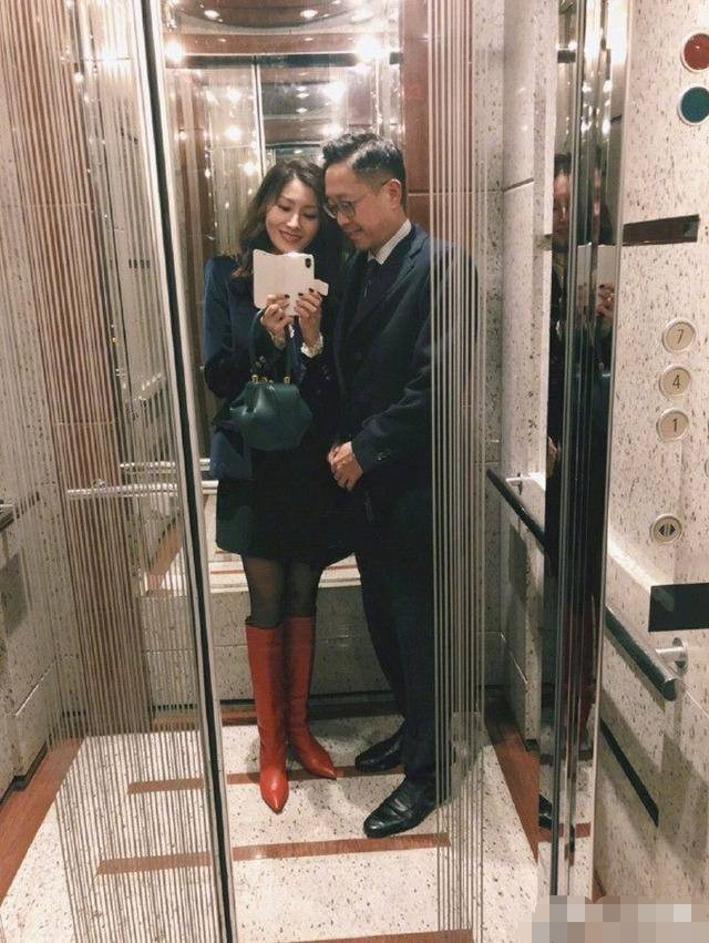 李嘉欣|50岁李嘉欣公开素颜照，网友惊呼认不出来：憔悴衰老，样子很怪