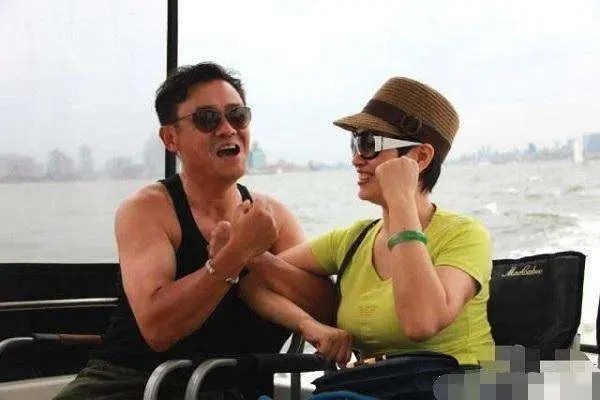 周立波|周立波终于回国，谈内心感受正能量，网友喊话他再去做一次尿检