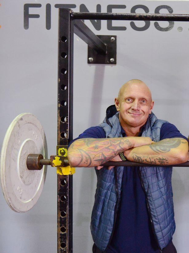 乔纳森·贝利|英国男子直播自杀，网友苦苦哀求停手，男子不为所动仍自杀身亡