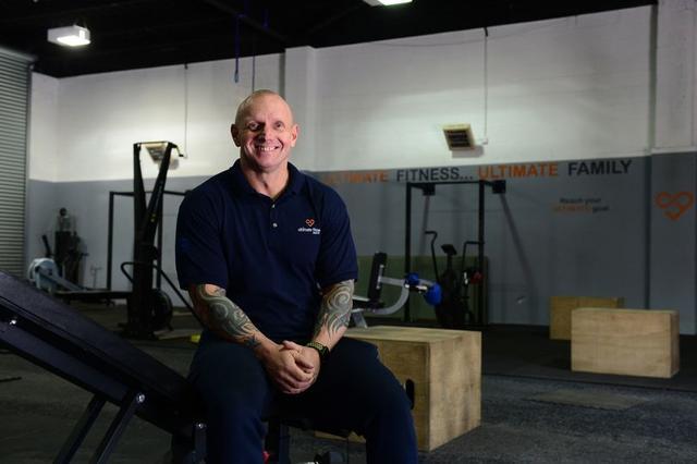 乔纳森·贝利|英国男子直播自杀，网友苦苦哀求停手，男子不为所动仍自杀身亡