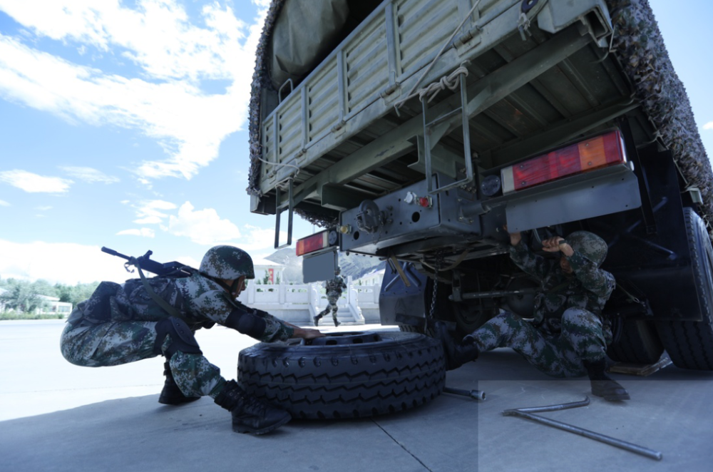 上车能驾驶下车能战斗酷图直击高原汽车兵的演练场