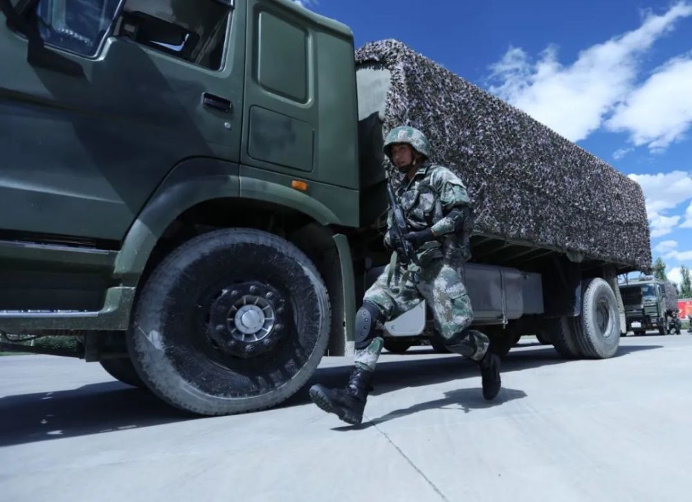 上车能驾驶下车能战斗酷图直击高原汽车兵的演练场