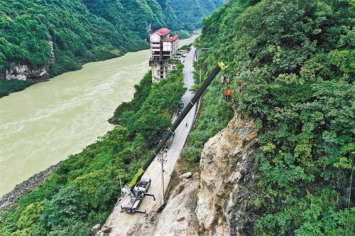 国道211线彭水汉葭街道段抢险排危现场.通讯员 赵勇 摄?觉重庆