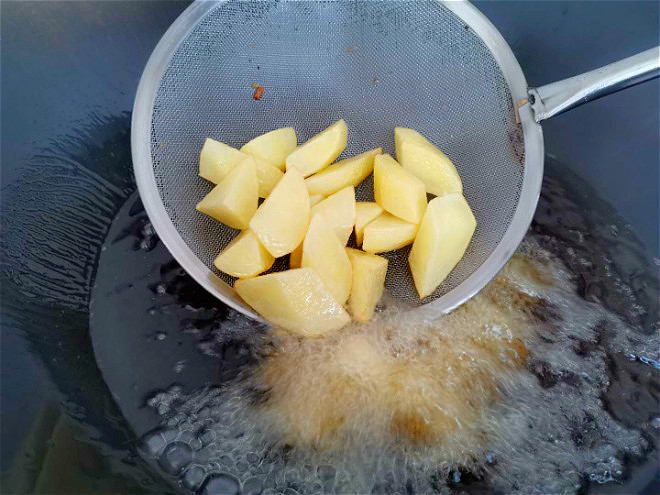 炒地三鲜时多加这1步，茄子不油腻，土豆更入味