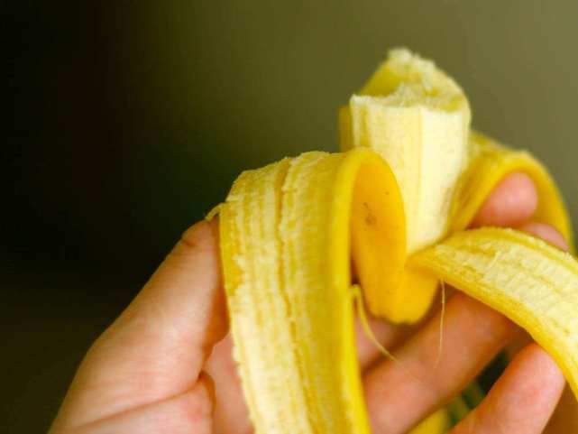 所以以热量对比的话,一根香蕉大约等于半碗米饭,如果是150g能吃的香蕉