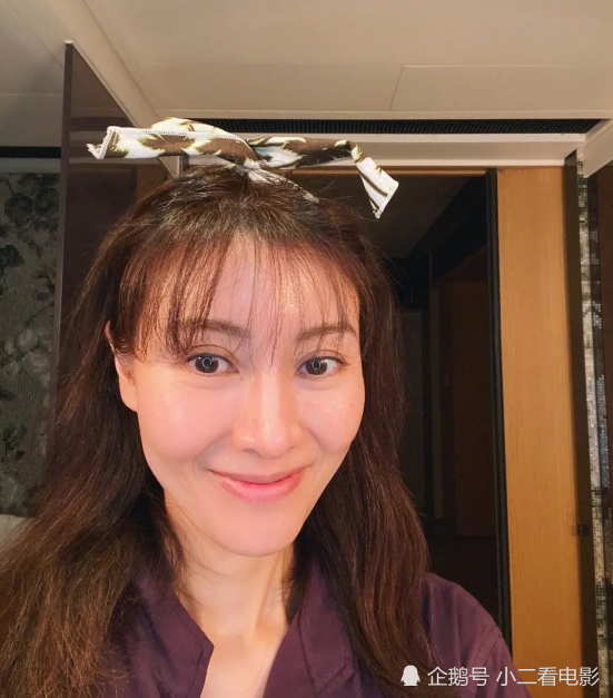 李嘉欣|李嘉欣凌晨晒素颜自拍，她又一次扎了何超琼的心