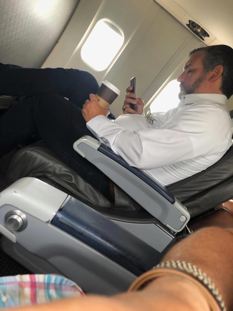 泰德·克鲁兹|飞机上不戴口罩，美国反华议员摊上事了