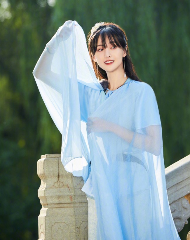 郑爽对古装服下手,却配了一条"蓬蓬裤",看这腿女生还想减肥吗