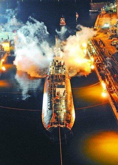 大火刚灭,美军又一艘两栖攻击舰起火,美媒:自食恶果