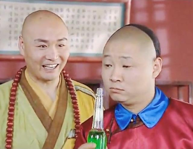 康熙三德子赵亮出镜靠养鸡身价过亿娶娇妻豪宅沙发大如床