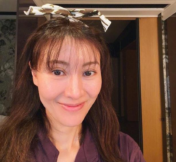 李嘉欣|不敢认！50岁李嘉欣凌晨晒照显老态，戴发卡扮少女脸部却十分僵硬