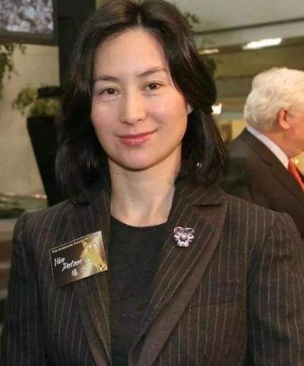 何超琼|何超琼剪短发巨显年轻！二妹眼睛都睁不开了，四姐妹同台她最美