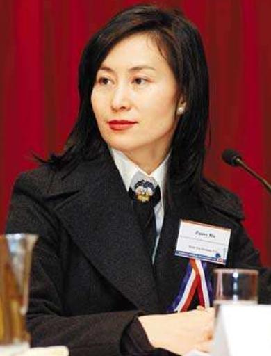 何超琼|何超琼剪短发巨显年轻！二妹眼睛都睁不开了，四姐妹同台她最美