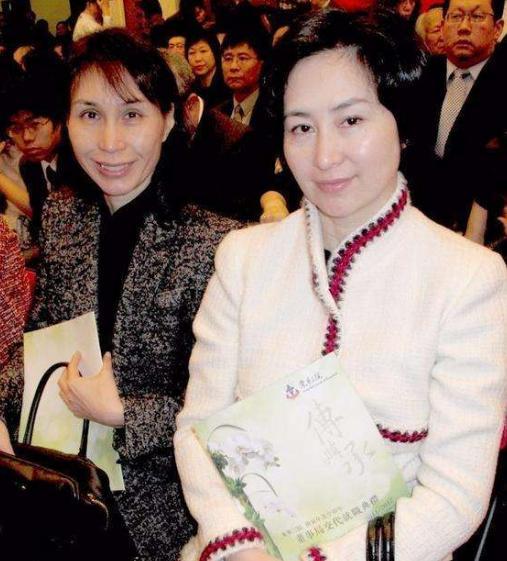 何超琼|何超琼剪短发巨显年轻！二妹眼睛都睁不开了，四姐妹同台她最美