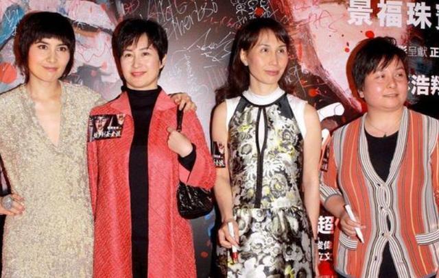 何超琼|何超琼剪短发巨显年轻！二妹眼睛都睁不开了，四姐妹同台她最美