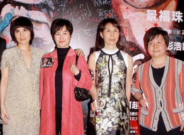 何超琼|何超琼剪短发巨显年轻！二妹眼睛都睁不开了，四姐妹同台她最美