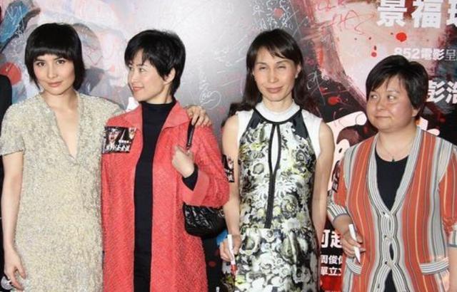 何超琼|何超琼剪短发巨显年轻！二妹眼睛都睁不开了，四姐妹同台她最美