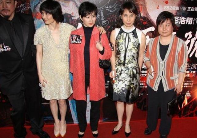 何超琼|何超琼剪短发巨显年轻！二妹眼睛都睁不开了，四姐妹同台她最美