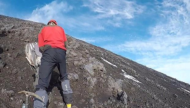 救援队|游客被困火山口一周，距离求救者仅有61米时，救援队宣布撤退