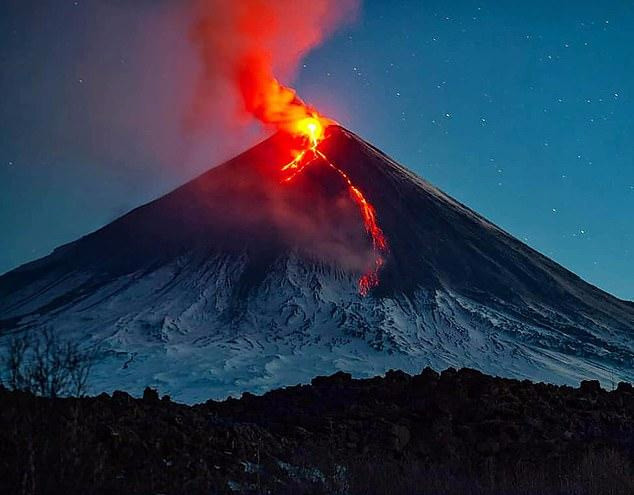 救援队|游客被困火山口一周，距离求救者仅有61米时，救援队宣布撤退