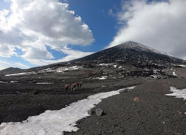 救援队|游客被困火山口一周，距离求救者仅有61米时，救援队宣布撤退