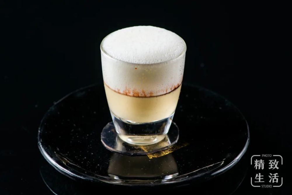 蛋液和奶油打在一起蒸煮蒸出来的,配上当中一层深色的波特酒浓缩汁,最