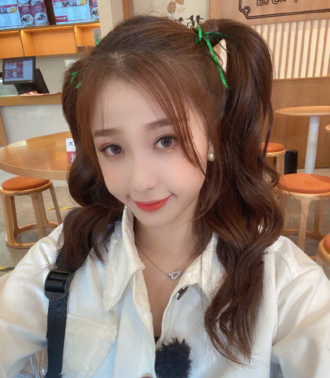 虞书欣挑战短发造型画全包眼线配大红唇看着至少显老10岁