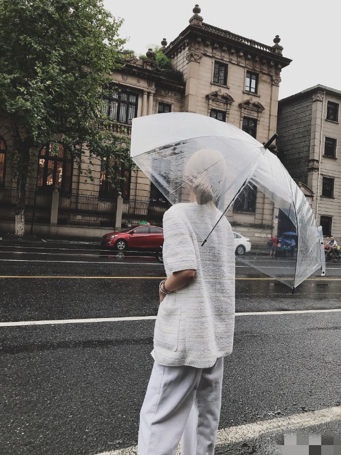 罗志祥彻底凉凉周扬青晒雨中打伞漫步借歌词表达期待爱情